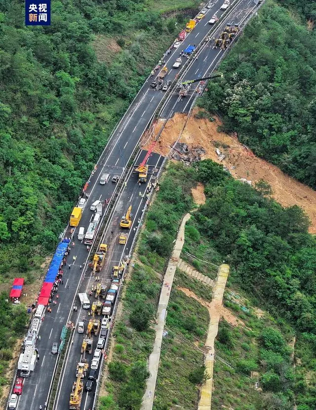 梅大高速大埔往福建方向K11+900m附近发生高速公路路面塌陷事故
