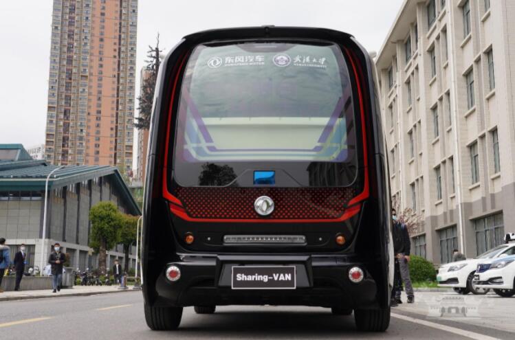 武汉大学与东风汽车联合研发的“樱花号sharing—VAN1.0Plus6人版无人驾驶车”